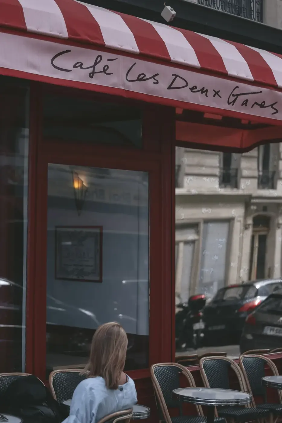 Café Les Deux Gares 名称标识、条纹遮阳篷和露天座位