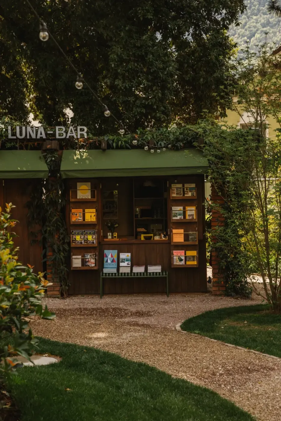 庭园中标有 Luna Bar 的小亭与书刊